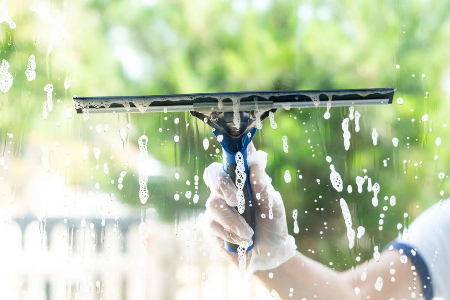 How to Clean Outside Windows You Can’t Reach