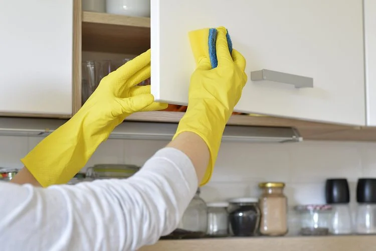 What Cleans Grease Off of Kitchen Cabinets